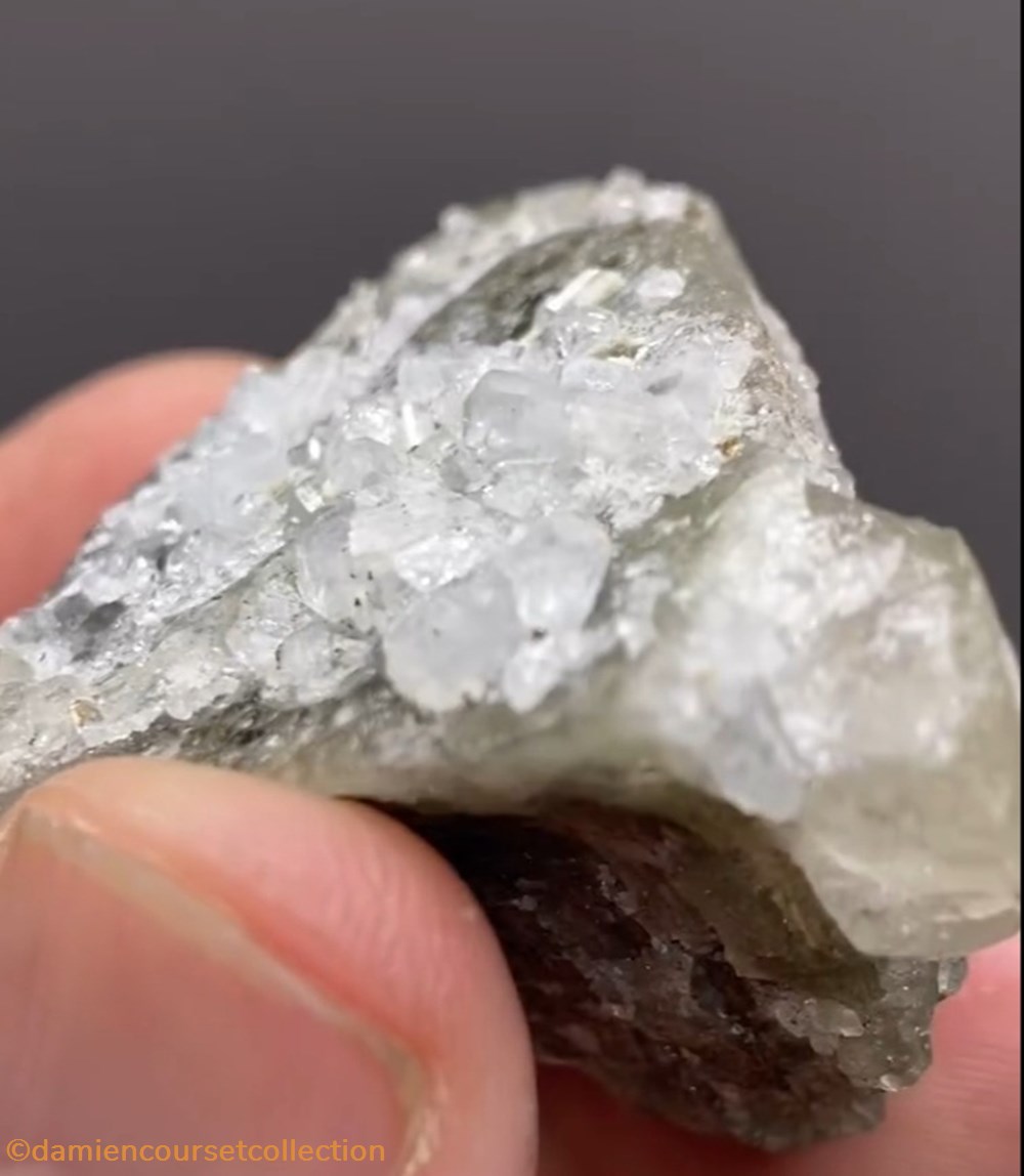 mineraux meteorites topaze sur apatite