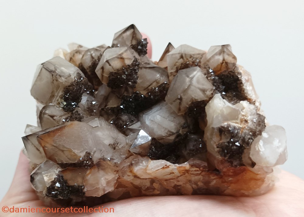 Quartz, Ploemeur. France 3 mineraux meteorites quartz ploemeur france