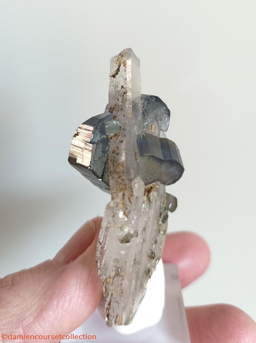 Apatite bleue sur Quartz 3 mineraux meteorites fluorapatite apatite bleue sur quartz