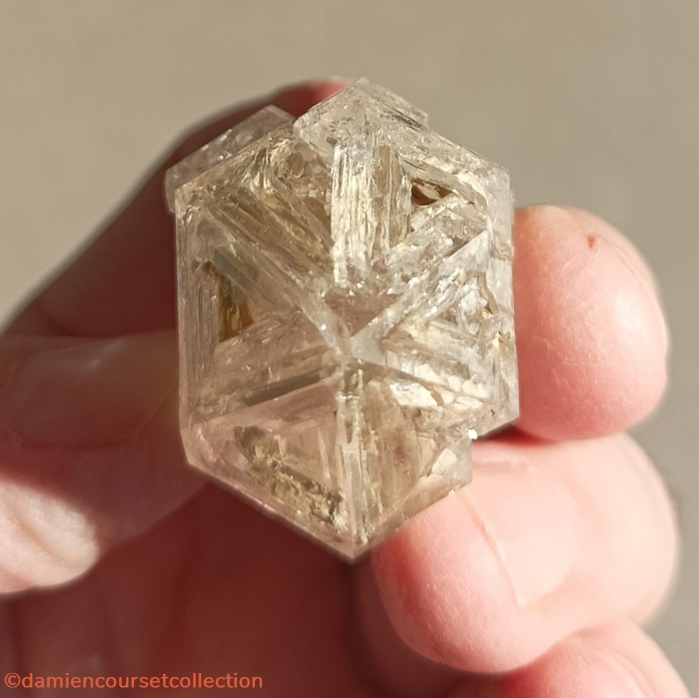 mineraux meteorites bitermine quartz fenestre choex suisse