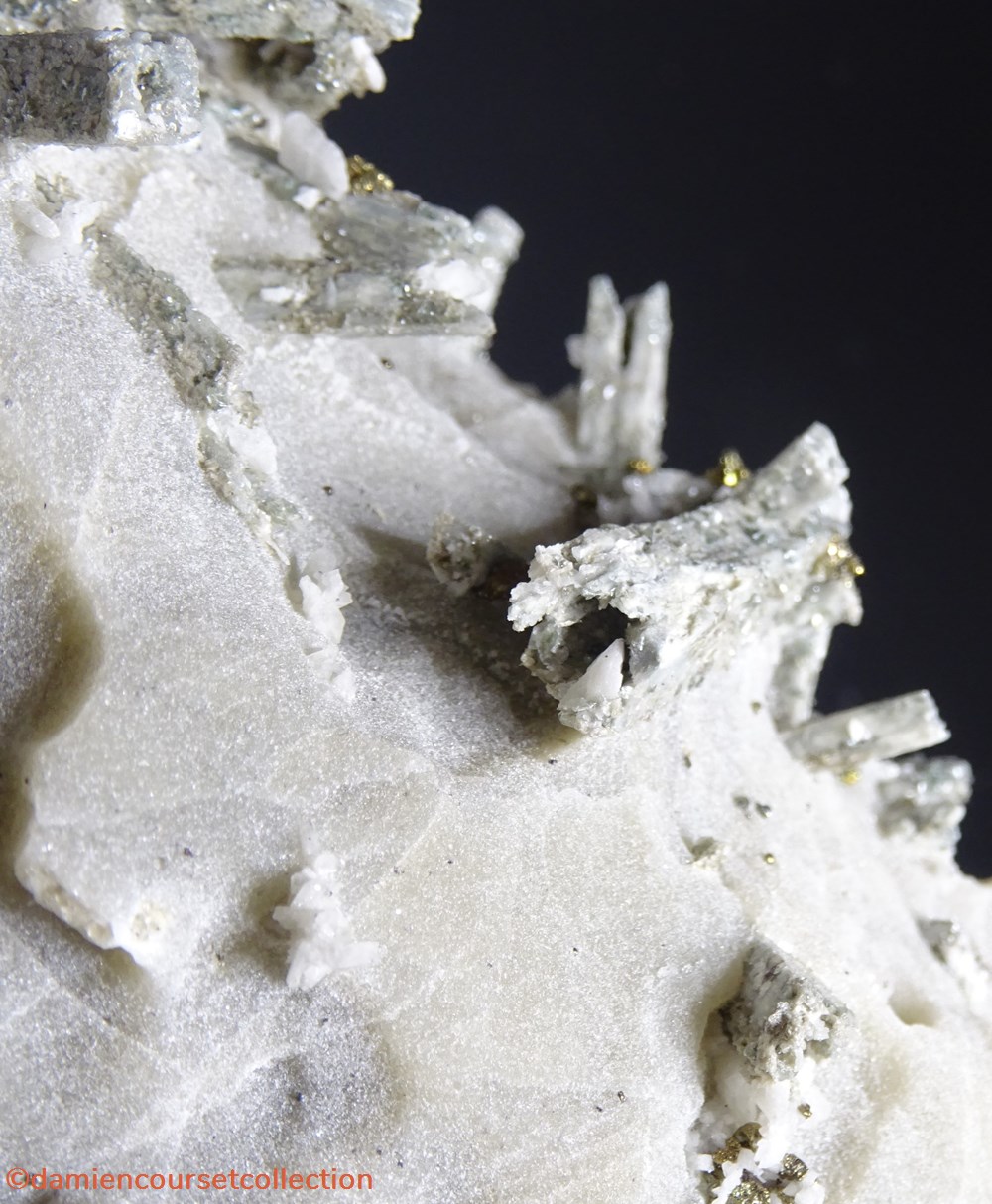Scapolite sur Gypse (ou "Dipyre") 5 mineraux meteorites pyrite octaedrique scapolite sur gypse ou dipyre