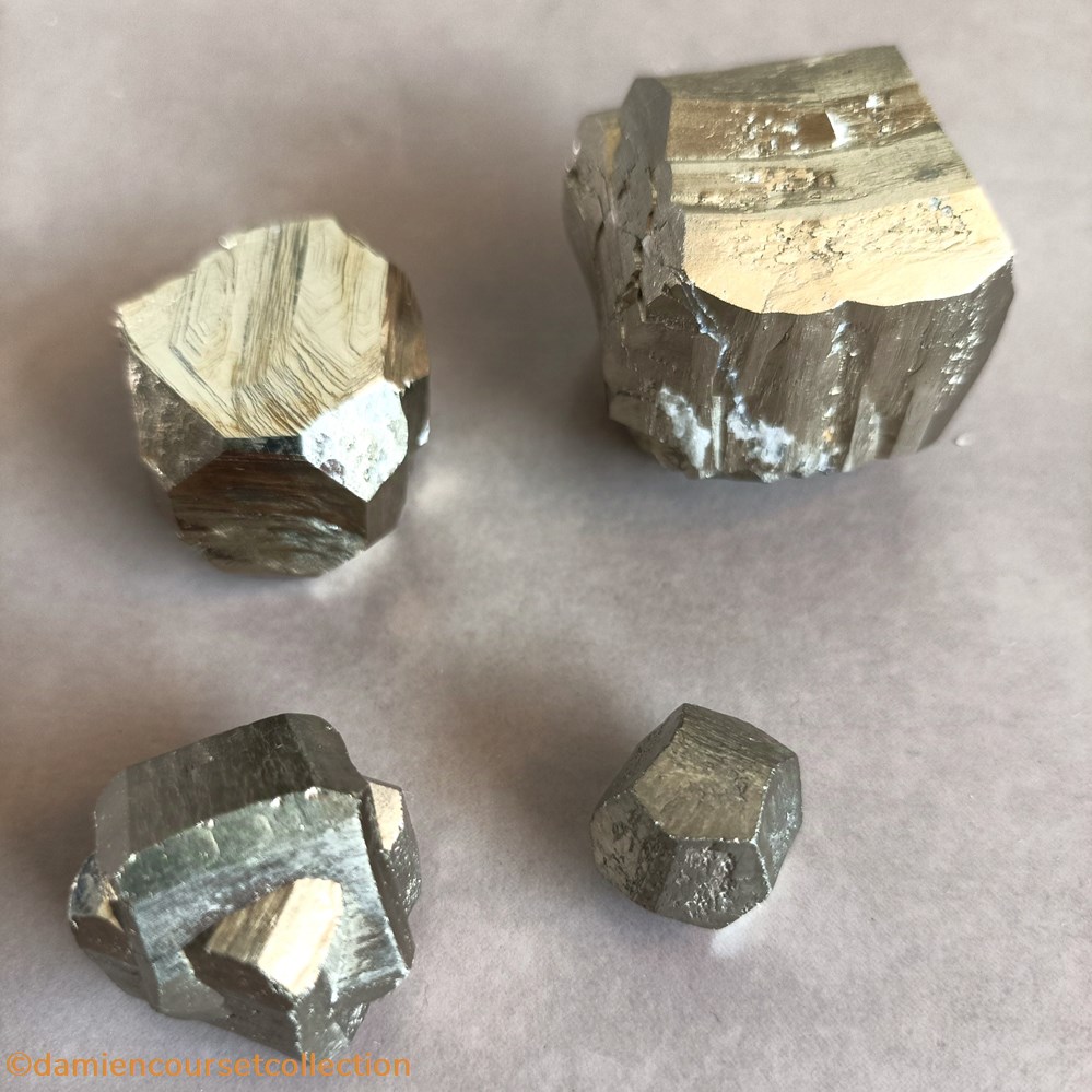 Divers cristaux de Pyrite, Ambas Aguas (Espagne) mineraux meteorites divers cristaux de pyrite ambas aguas espagne