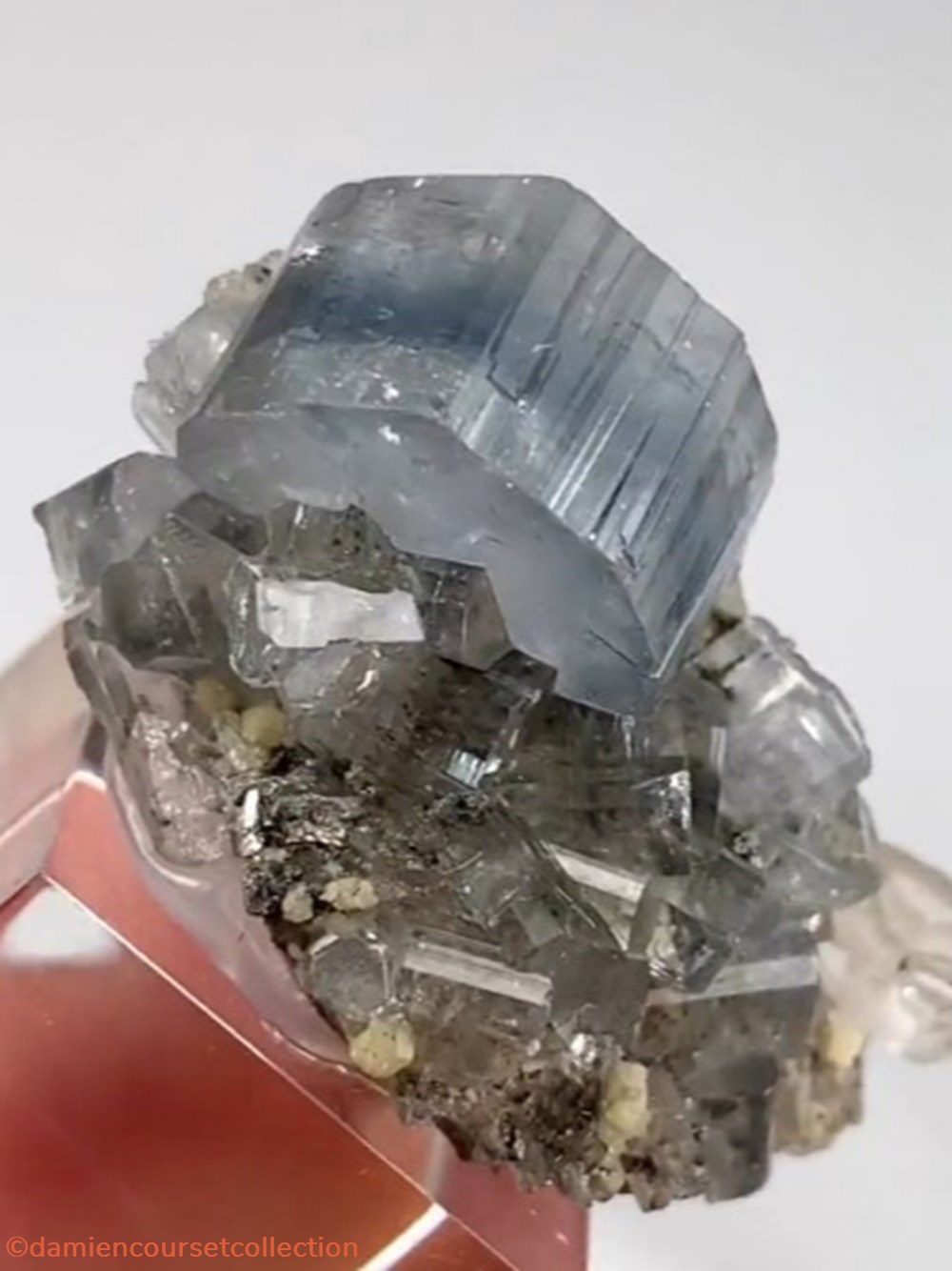 Apatite bleue 2 mineraux meteorites fluorapatite apatite bleue