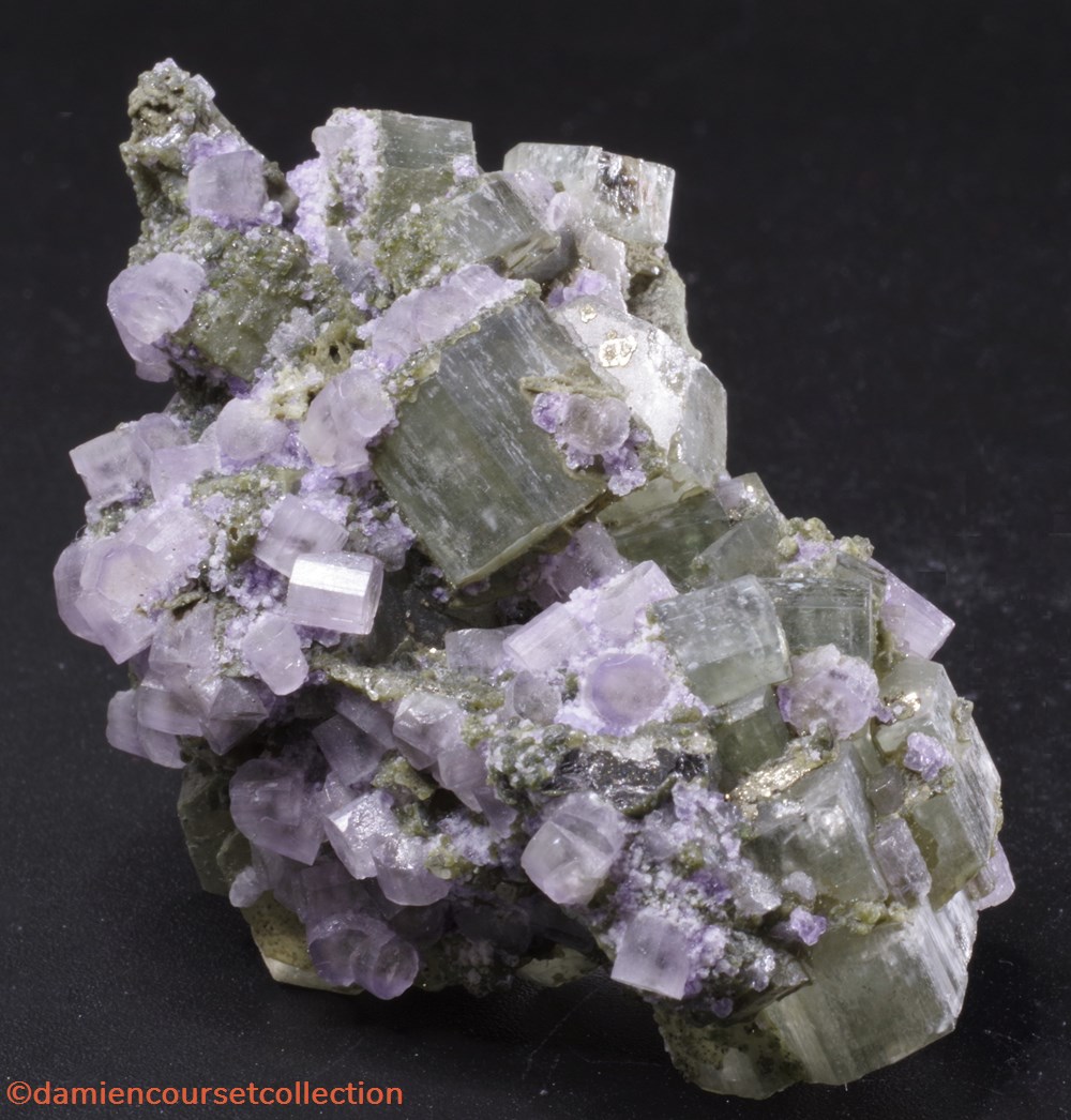 Apatite rose sur Apatite verte mineraux meteorites fluorapatite apatite rose sur apatite verte