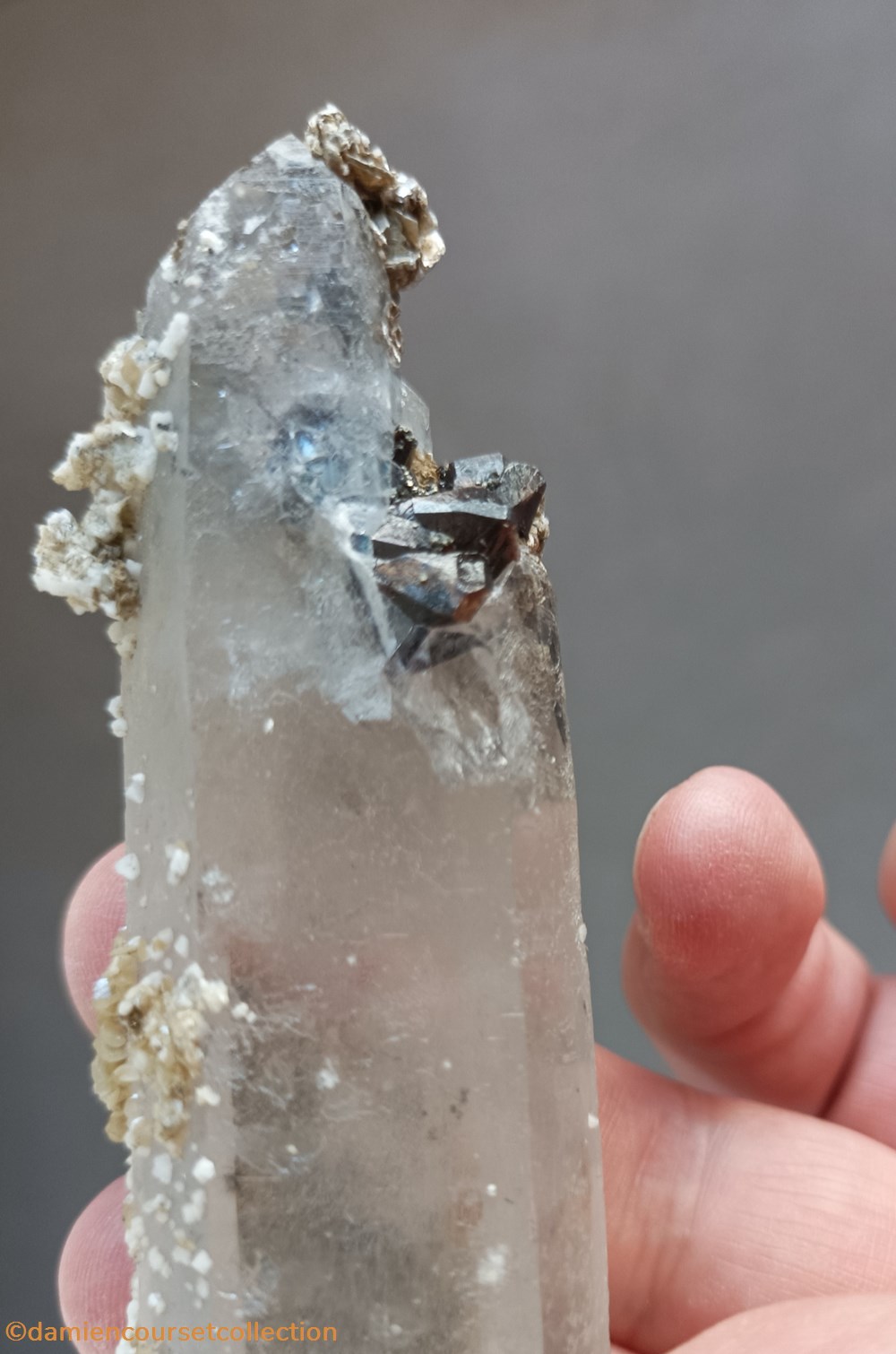 Cassitérite sur quartz biterminé 4 mineraux meteorites cassiterite sur quartz bitermine