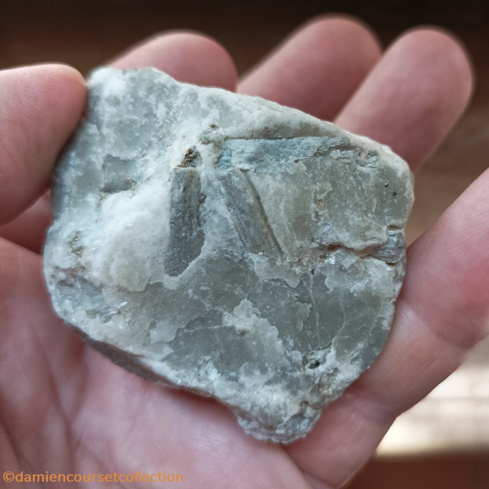 Scapolite sur Gypse (ou "Dipyre") 2 mineraux meteorites pyrite octaedrique scapolite sur gypse ou dipyre