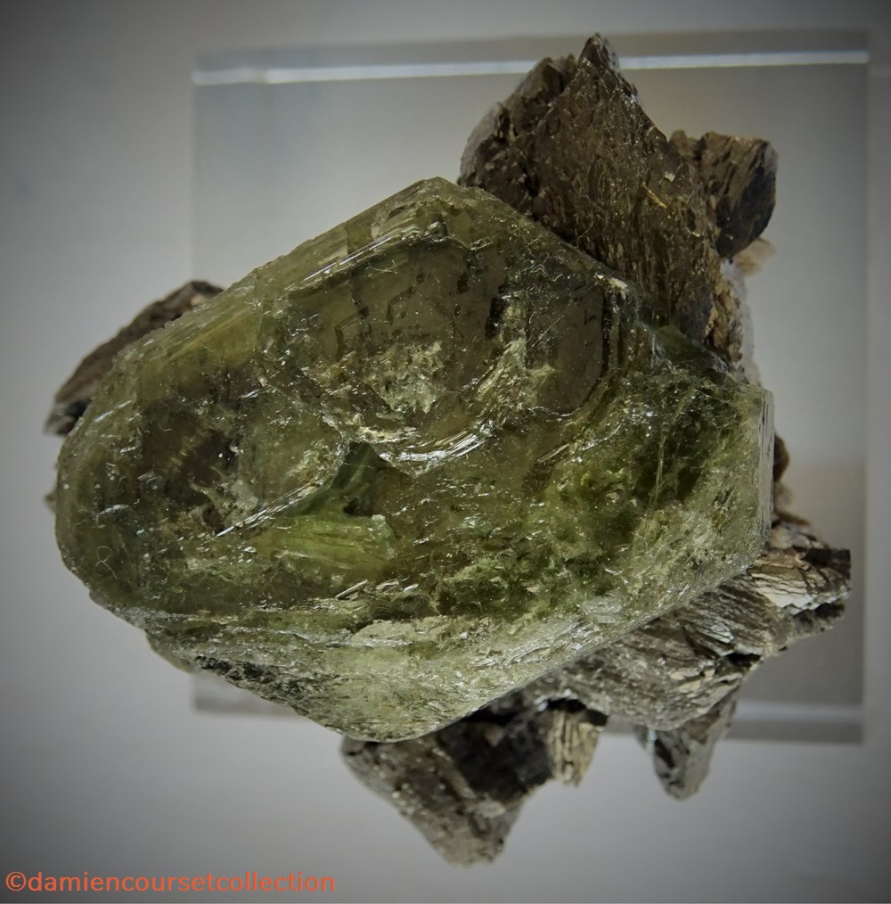 Apatite sur Arsénopyrite 3 mineraux meteorites fluorapatite apatite sur arsenopyrite