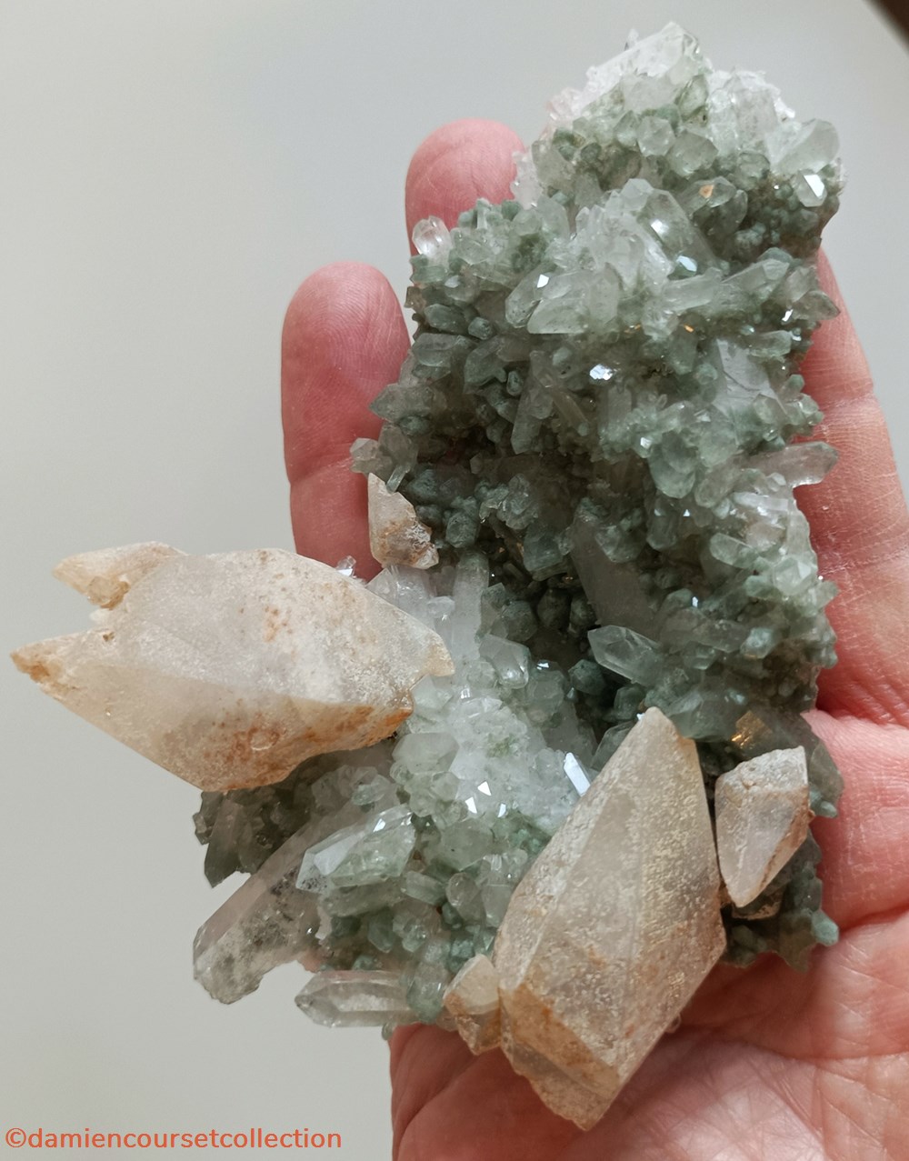 Calcite sur Quartz et Chlorite (Alpes) 4 mineraux meteorites calcite sur quartz et chlorite alpes