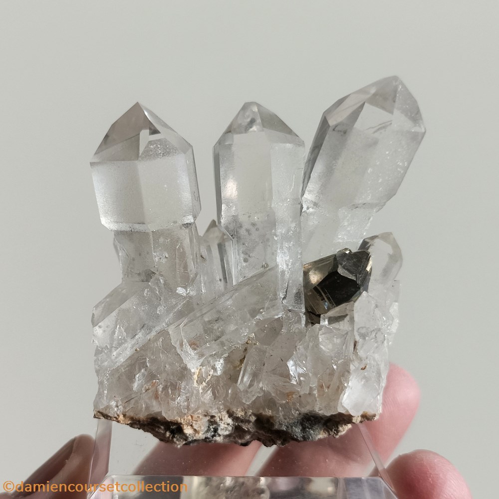 mineraux meteorites quartz sceptre et pyrite