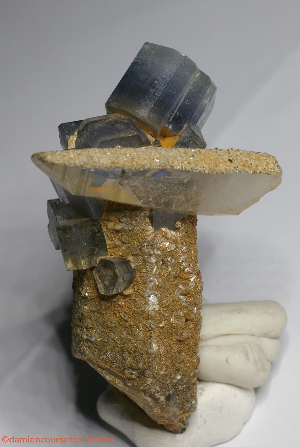 mineraux meteorites fluorapatite apatite bleue sur quartz