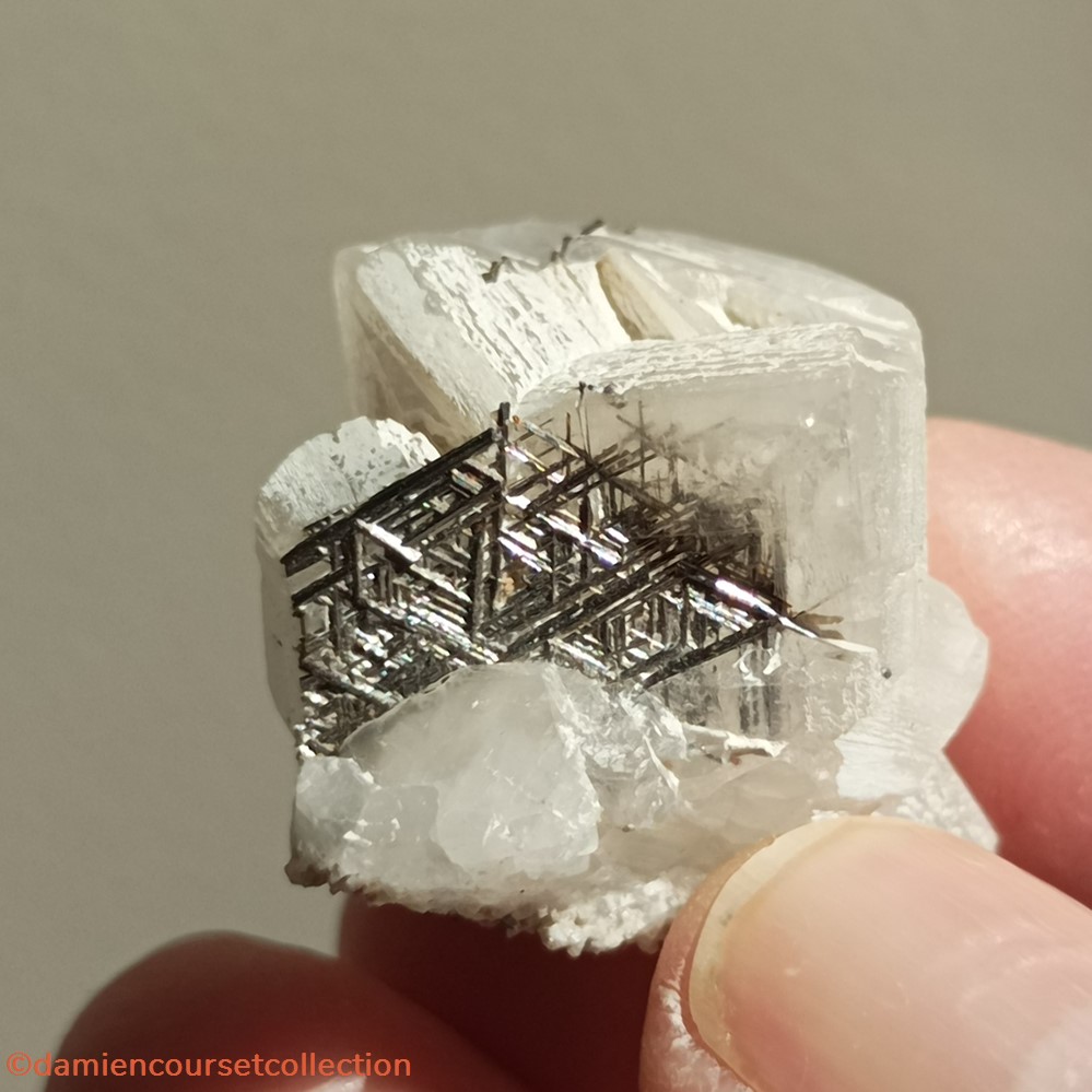 Adulaire et Rutile (Sagenite) 3 mineraux meteorites orthoclase adulaire et rutile sagenite
