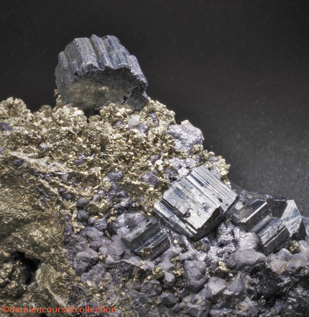 Bournonite sur Pyrrhotite pseudomorphosée en Pyrite 2 mineraux meteorites bournonite sur pyrrhotite pseudomorphosee en pyrite