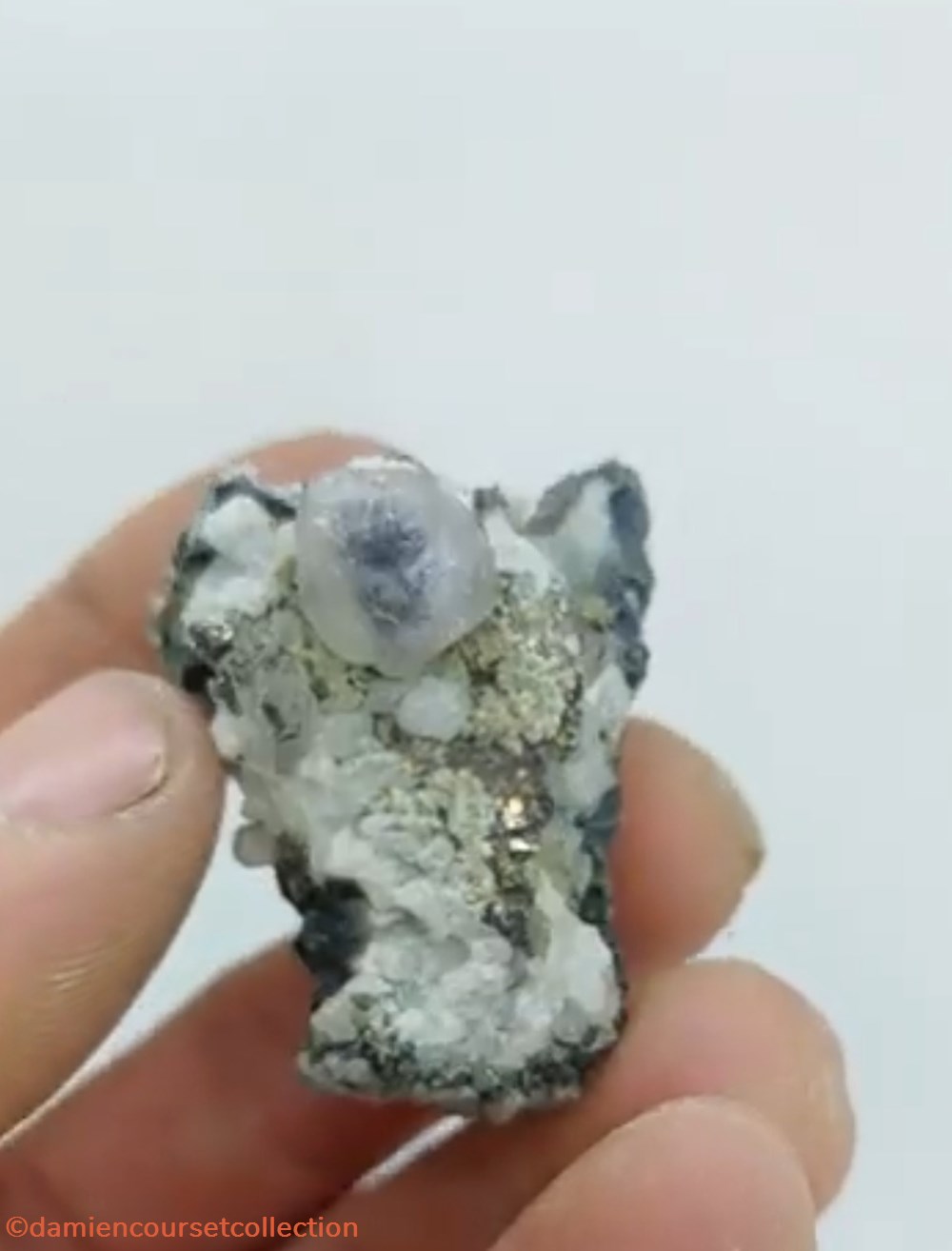 Fluorite bicolore 4 mineraux meteorites fluorite bicolore