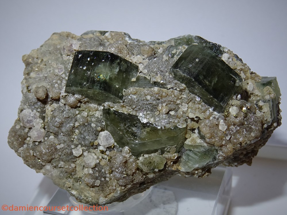 Apatite verte et Fluorite 4 mineraux meteorites fluorapatite apatite verte et fluorite