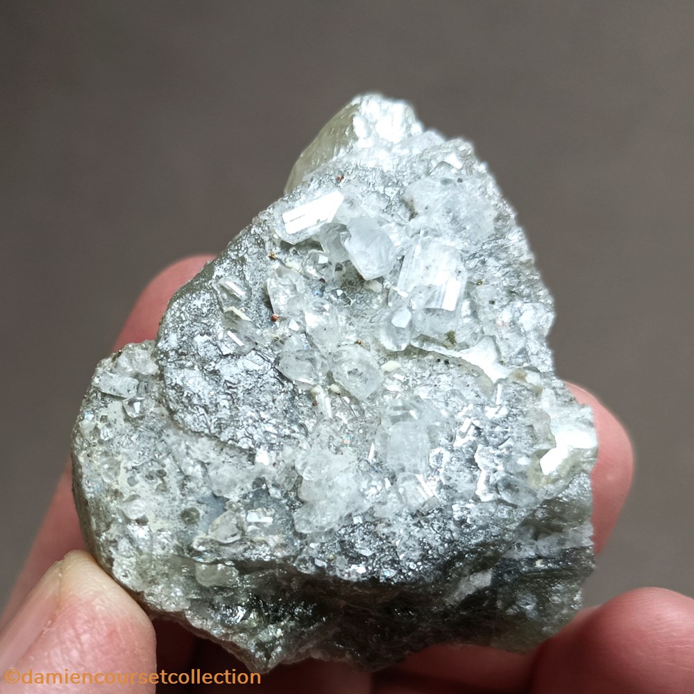 mineraux meteorites topaze sur apatite