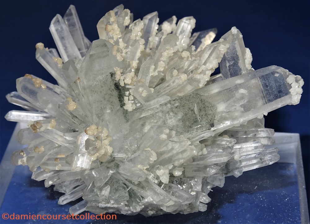 4 macles de Quartz (Bulgarie) 2 mineraux meteorites du japon 4 macles de quartz bulgarie