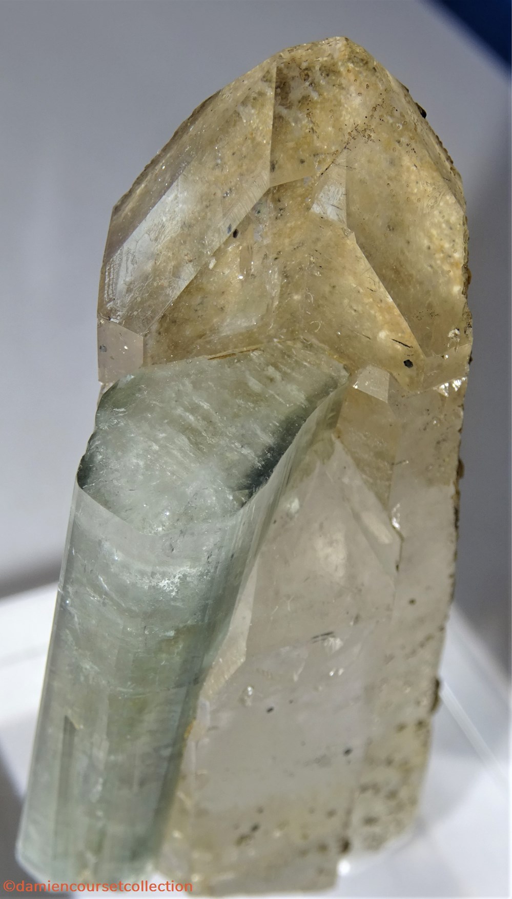 Apatite sur Quartz 5 mineraux meteorites fluorapatite apatite sur quartz