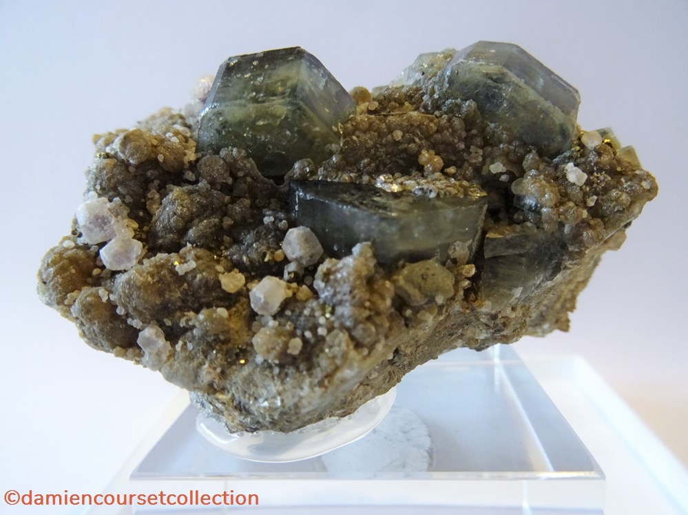 Apatite verte et Fluorite mineraux meteorites fluorapatite apatite verte et fluorite