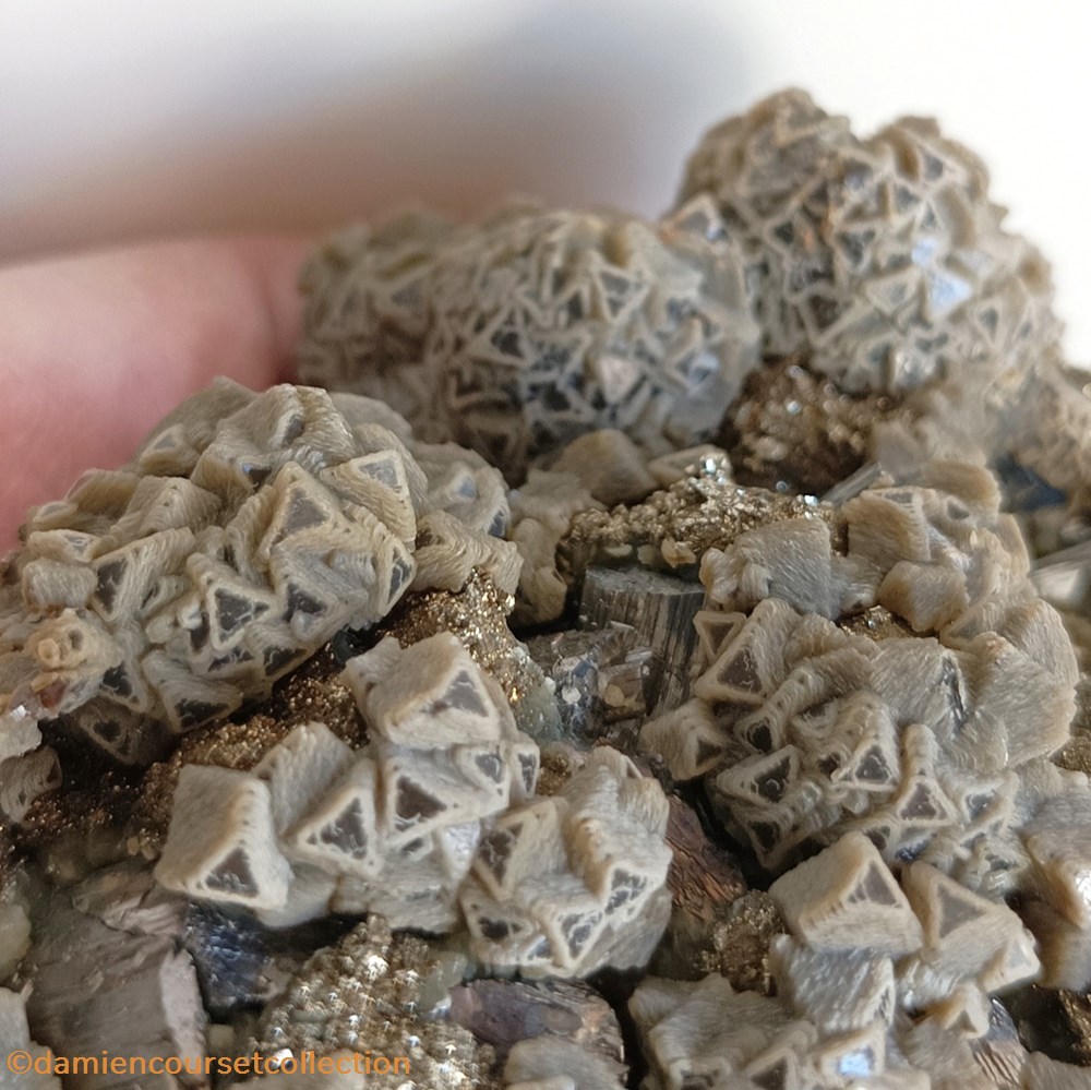 Siderite, apatite et arsenopyrite 2 mineraux meteorites siderite apatite et arsenopyrite