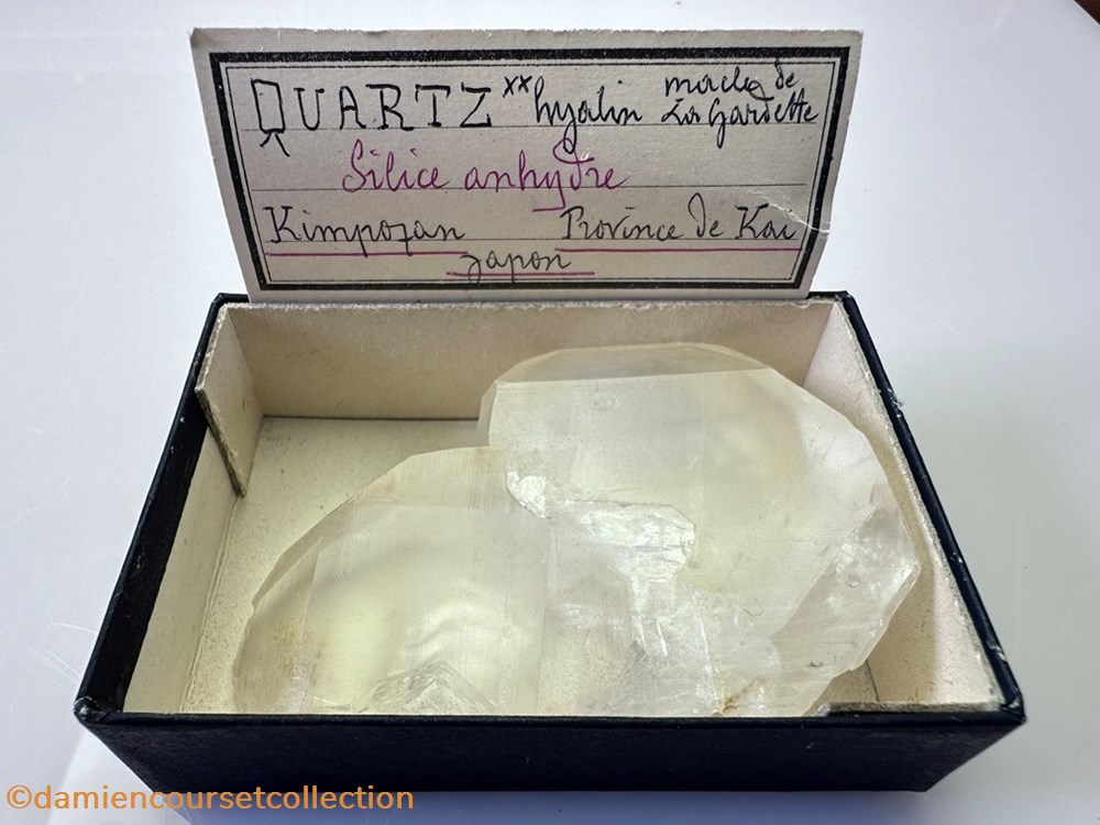 Quartz "macle du Japon" (8 cm) mineraux meteorites quartz macle du japon 8 cm
