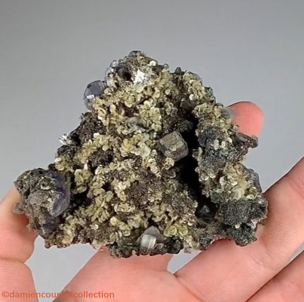Fluorite sur Apatite, avec Pyrite mineraux meteorites fluorite sur apatite avec pyrite