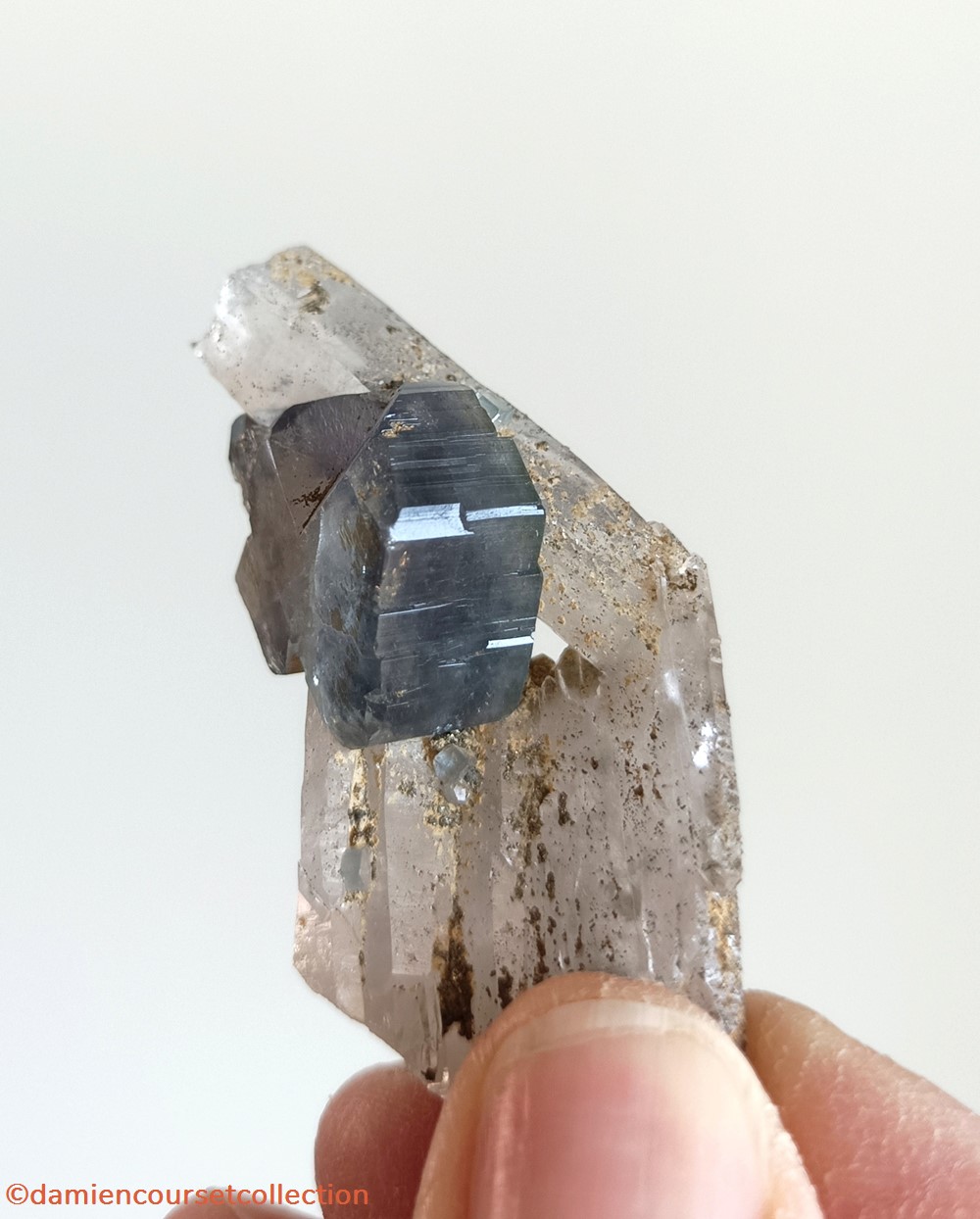 Apatite bleue sur Quartz 2 mineraux meteorites fluorapatite apatite bleue sur quartz