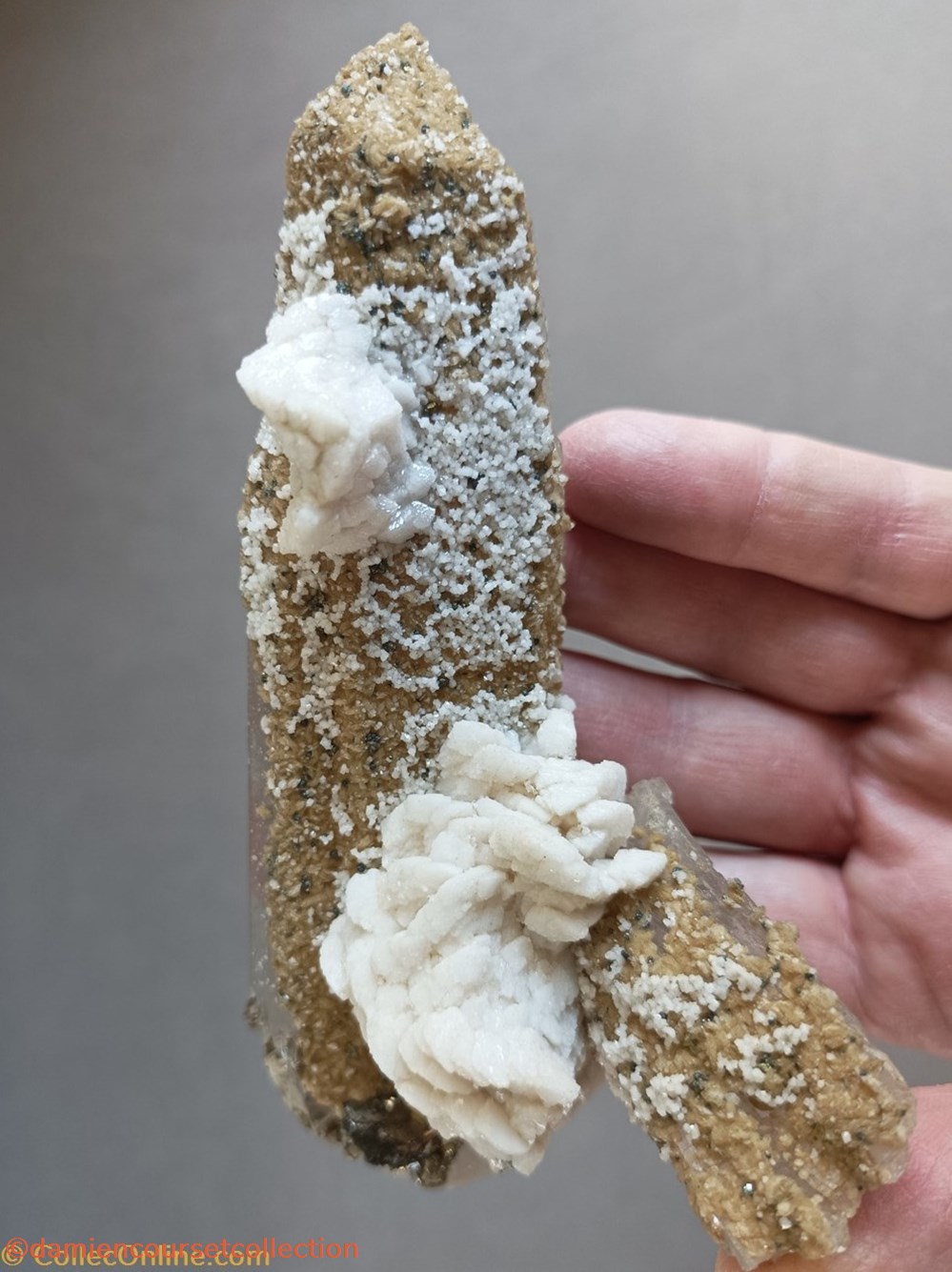 mineraux meteorites dolomite sur quartz