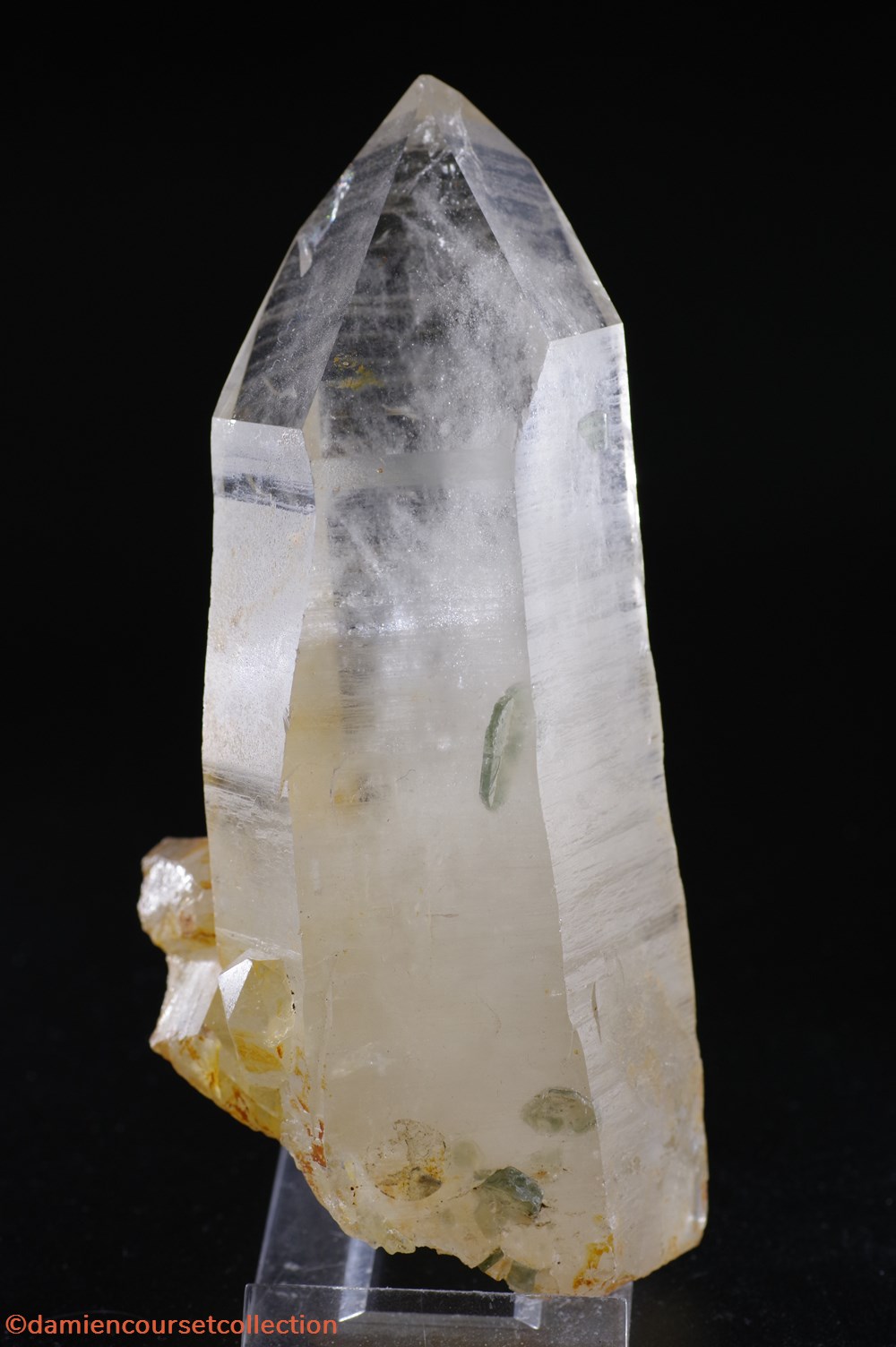 Apatite (inclusion dans Quartz) mineraux meteorites fluorapatite apatite inclusion dans quartz