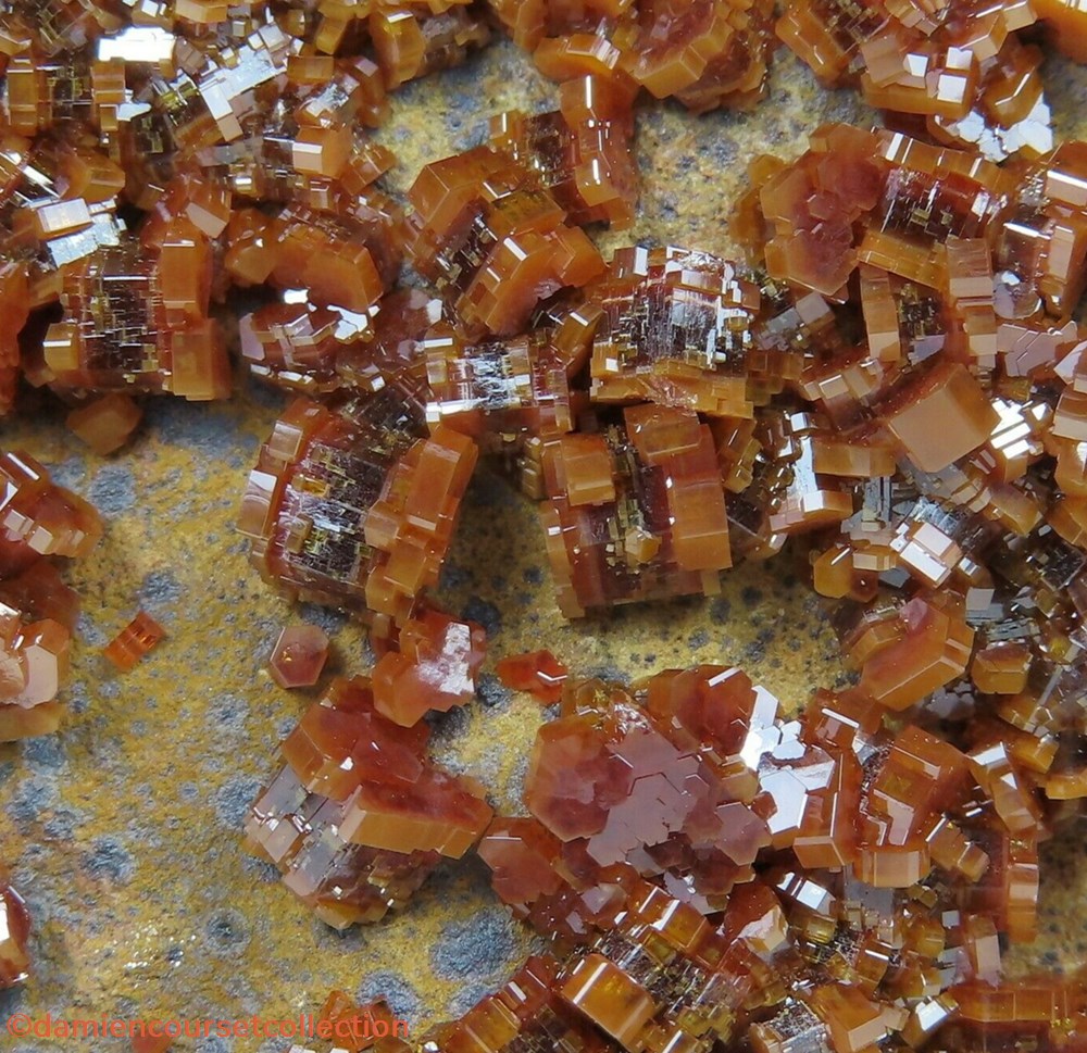 Vanadinite sur Trachyte 3 mineraux meteorites vanadinite sur trachyte