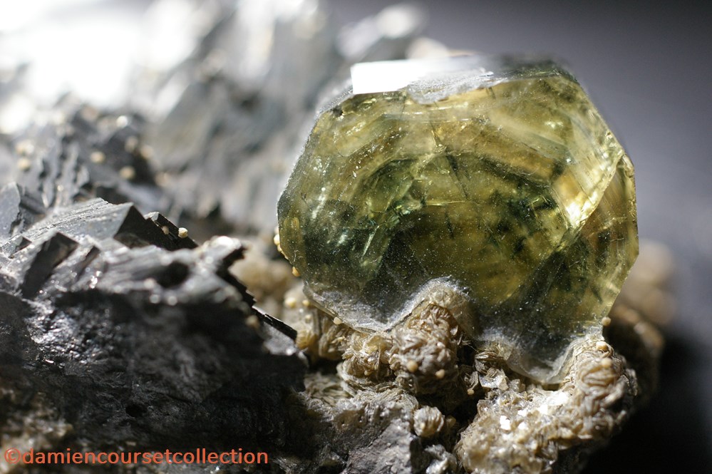 mineraux meteorites fluorapatite apatite sur arsenopyrite