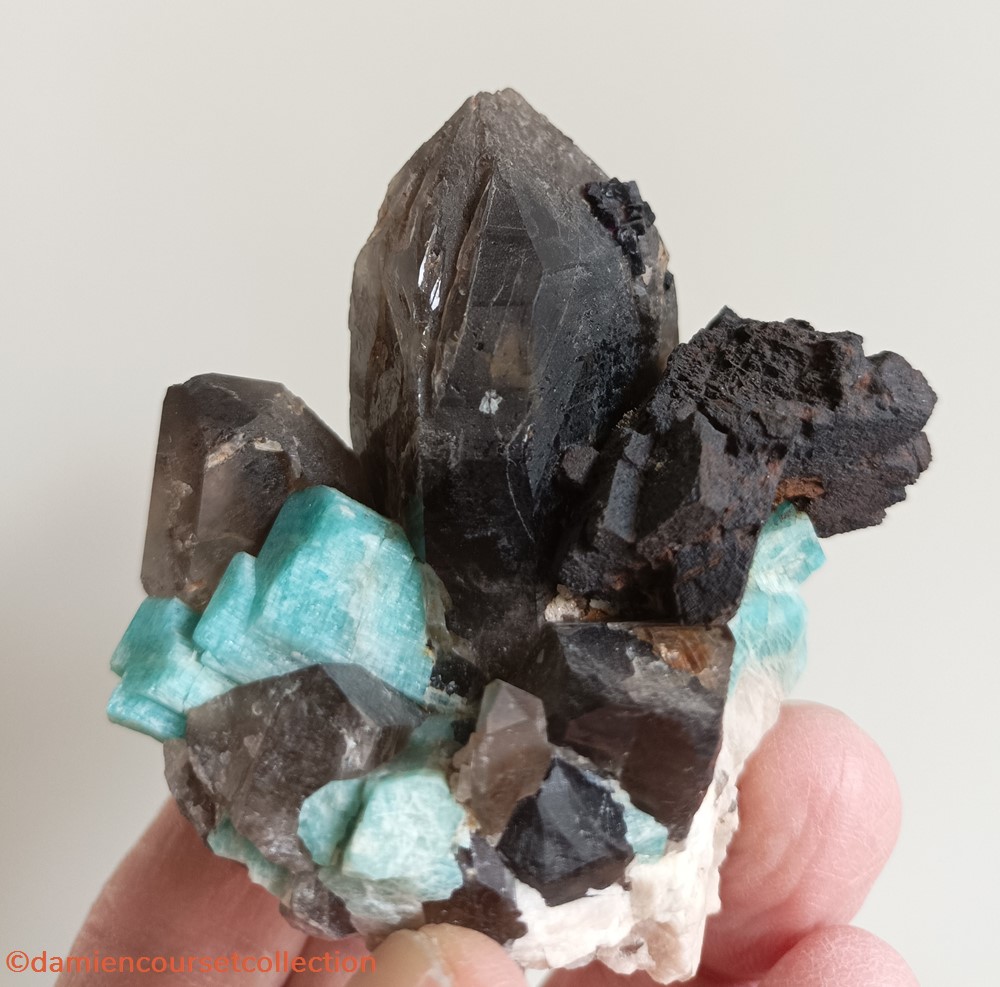 mineraux meteorites microcline amazonite quartz fume goethite et fluorite