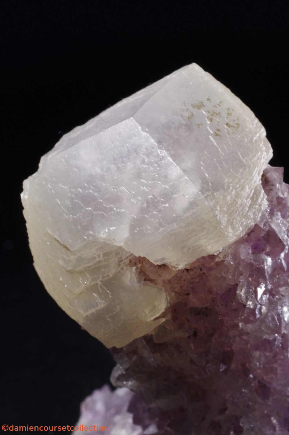 Calcite sur Amethyste 3 mineraux meteorites quartz calcite sur amethyste