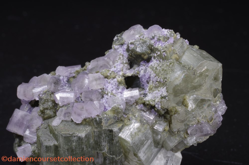 Apatite rose sur Apatite verte 3 mineraux meteorites fluorapatite apatite rose sur apatite verte