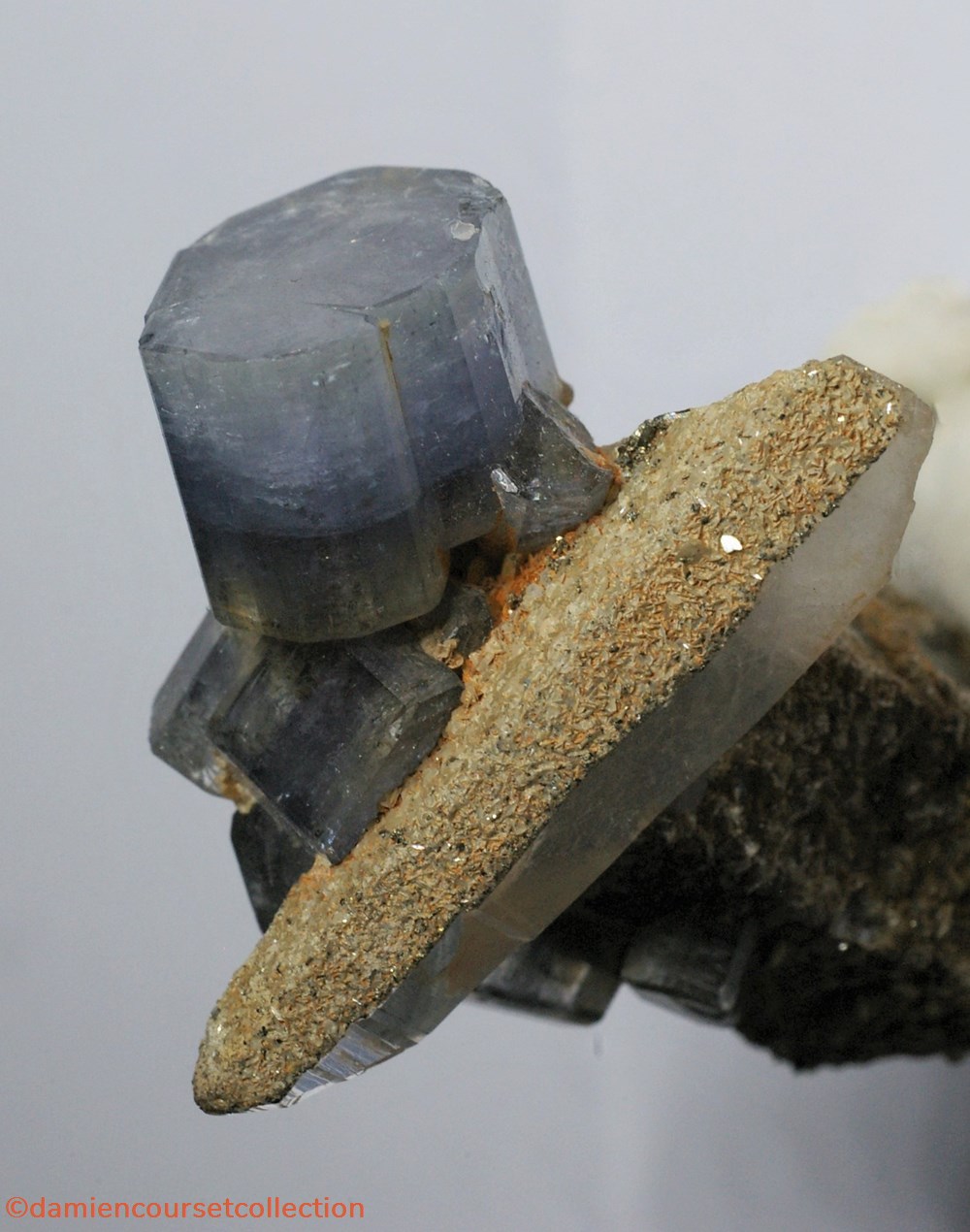 mineraux meteorites fluorapatite apatite bleue sur quartz