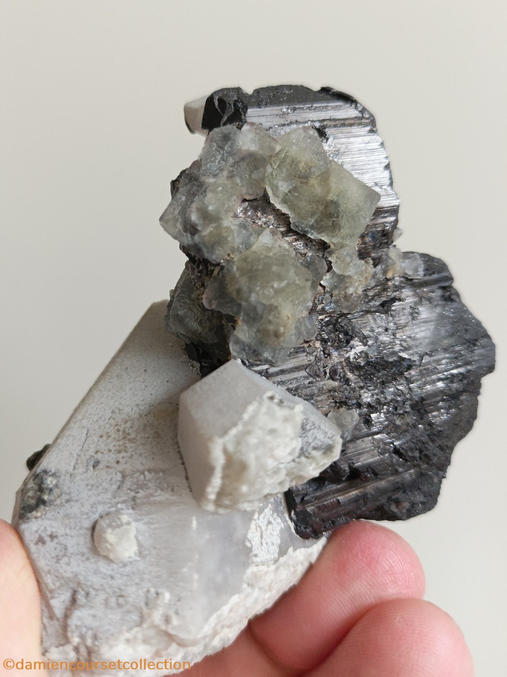 Fluorite, Ferberite et Quartz 3 mineraux meteorites fluorite ferberite et quartz