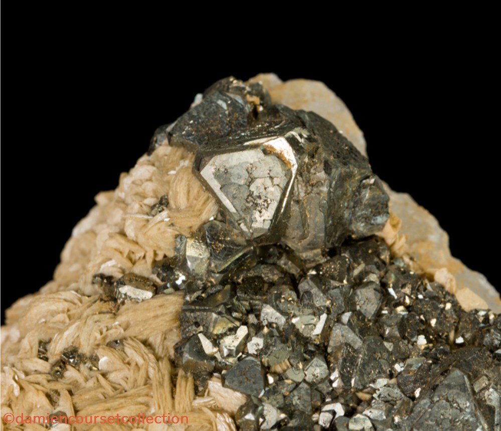 mineraux meteorites pyrite et siderite sur quartz