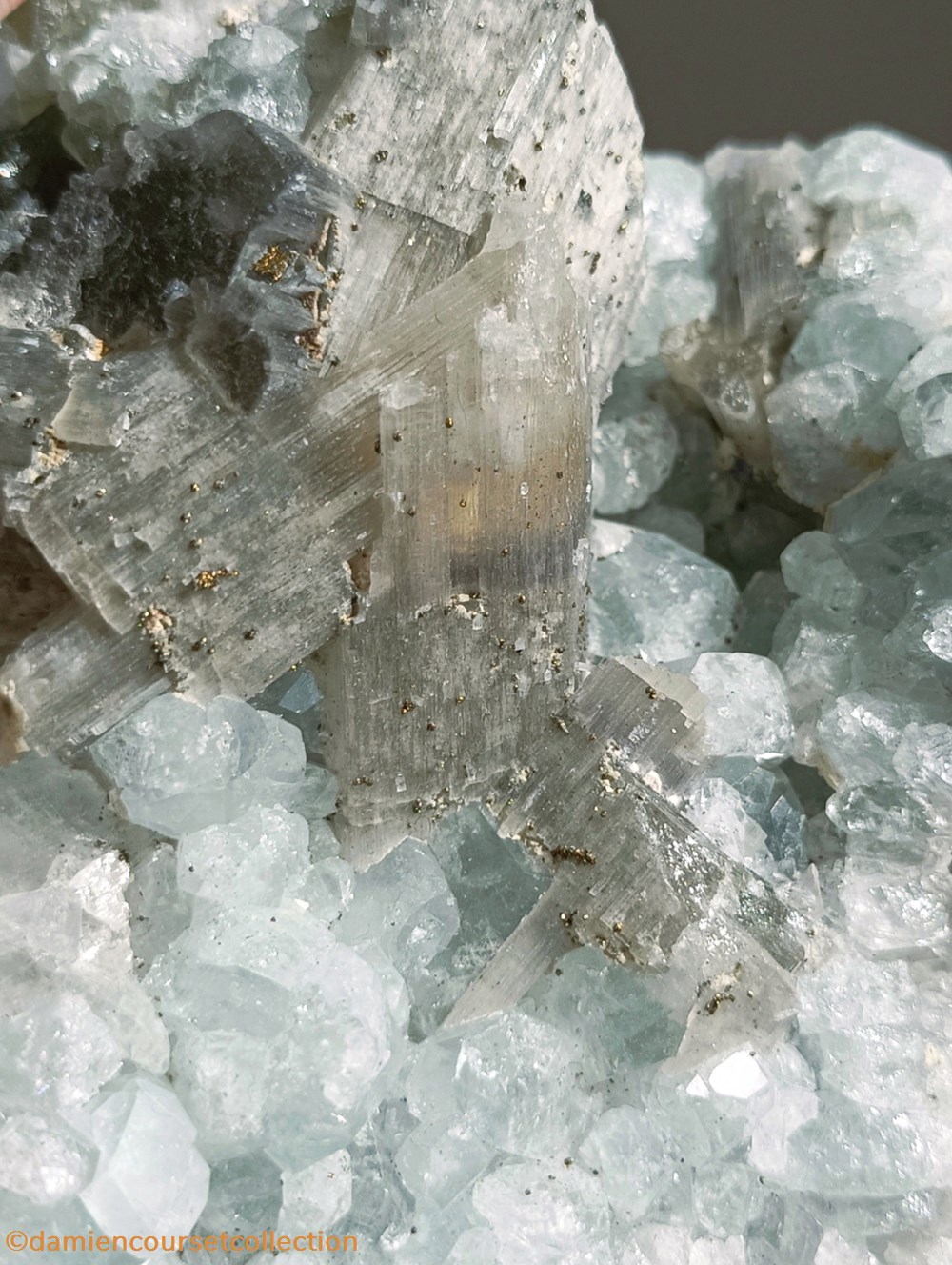 Topaze et Apatite 2 mineraux meteorites topaze et apatite