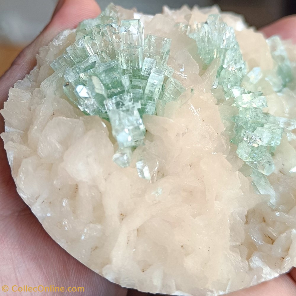 Apophyllite avec Stilbite 4 mineraux meteorites fluorapophyllite k apophyllite avec stilbite