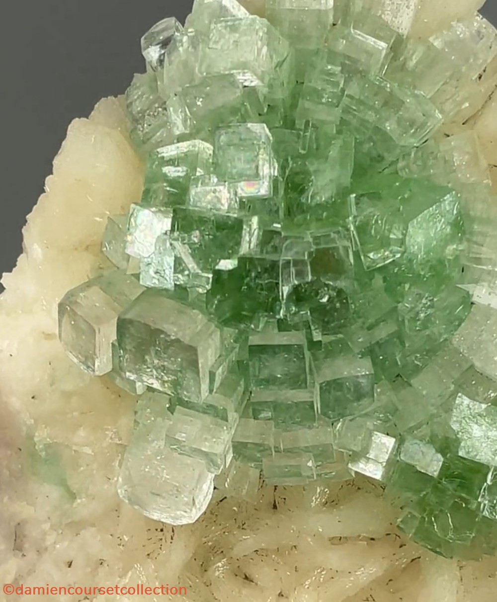 Apophyllite "Discoball" et Stilbite 2 mineraux meteorites fluorapophyllite k apophyllite discoball et stilbite