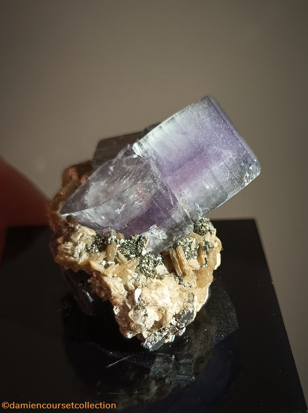 Apatite violette 2 mineraux meteorites fluorapatite apatite violette