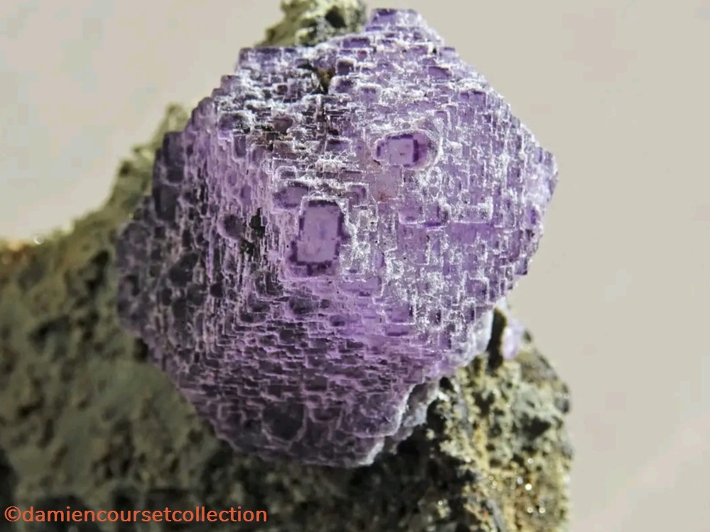 Fluorite octaèdrique ("pyramide aztèque") mineraux meteorites fluorite octaedrique pyramide azteque