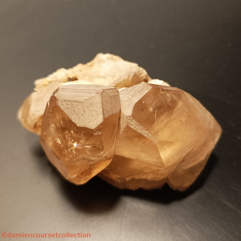 Calcite (Mont sur Marchienne) mineraux meteorites macle calcite mont sur marchienne