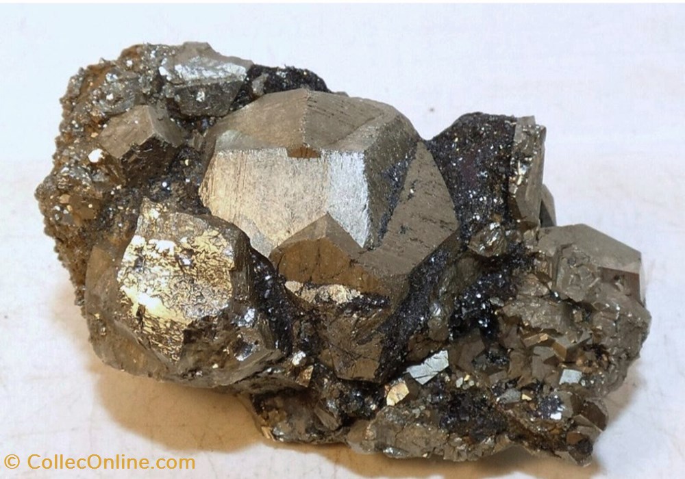 Pyrite maclée et Hématite (île d'Elbe) mineraux meteorites pyrite maclee et hematite ile elbe