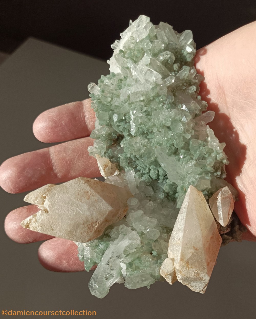 Calcite sur Quartz et Chlorite (Alpes) mineraux meteorites calcite sur quartz et chlorite alpes