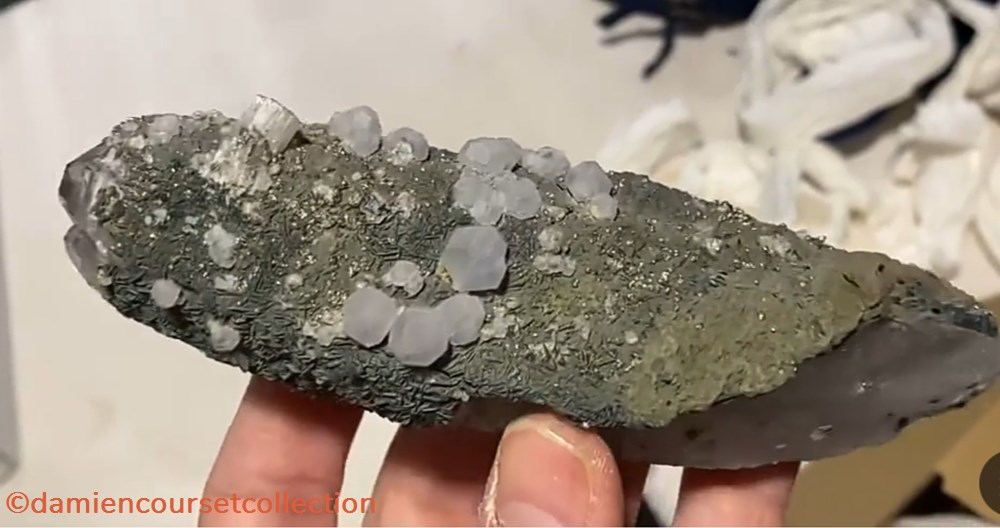 Fluorite et Apatite sur Quartz 2 mineraux meteorites fluorite et apatite sur quartz