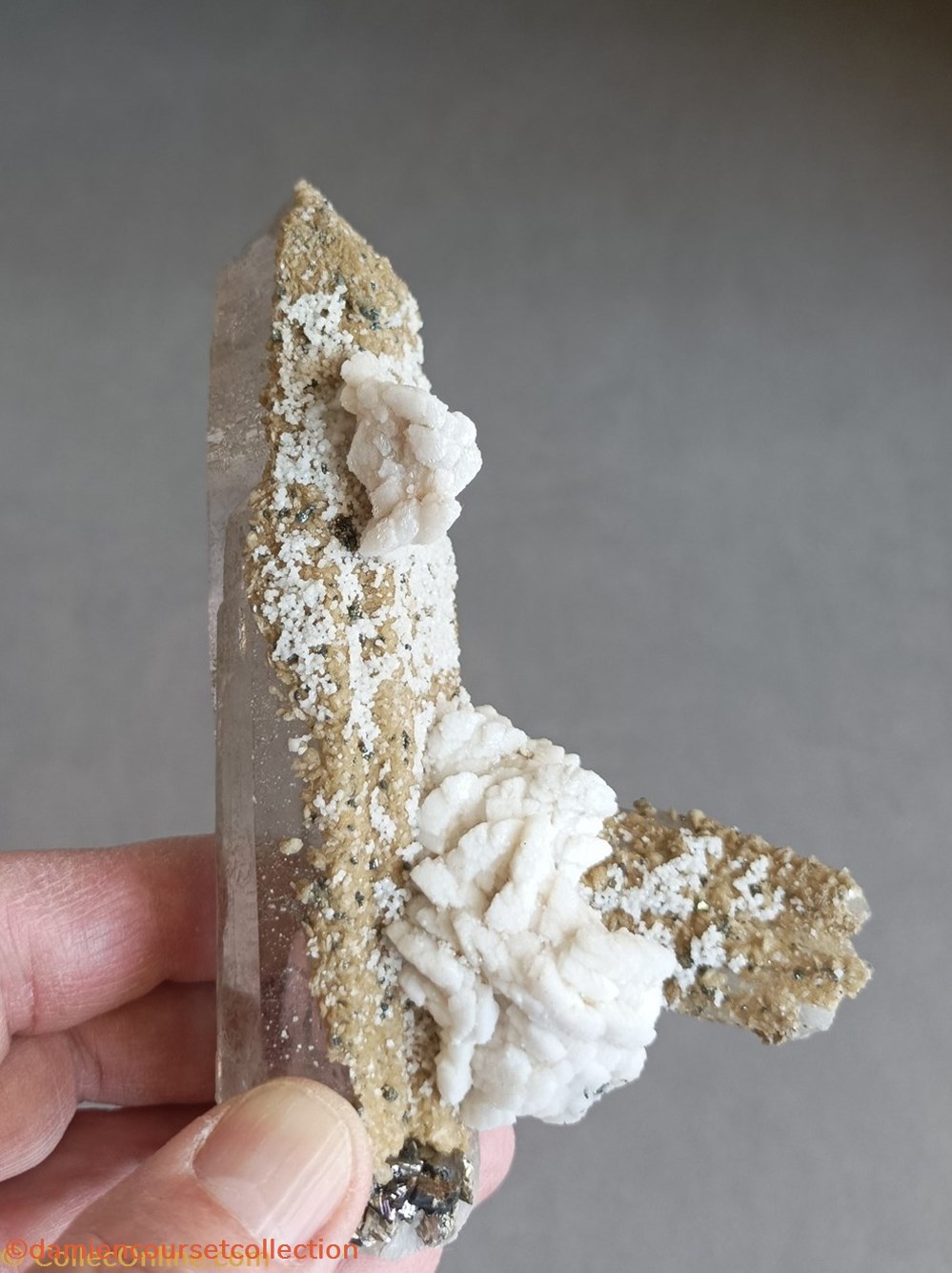 mineraux meteorites dolomite sur quartz