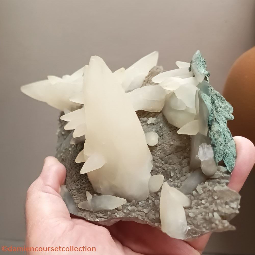 mineraux meteorites calcite sur calcedoine
