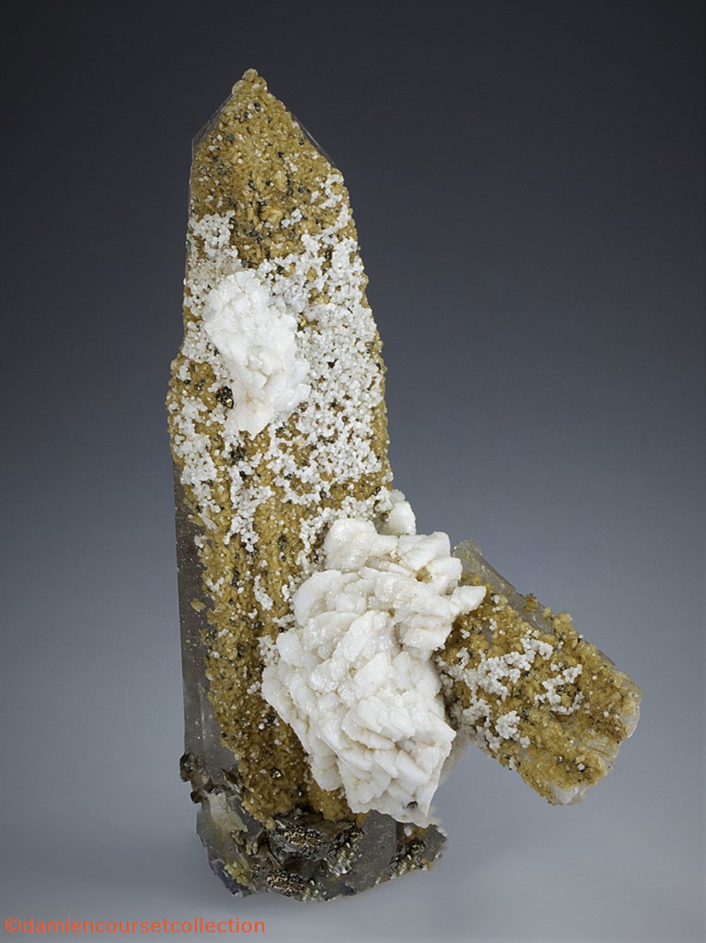 mineraux meteorites dolomite sur quartz