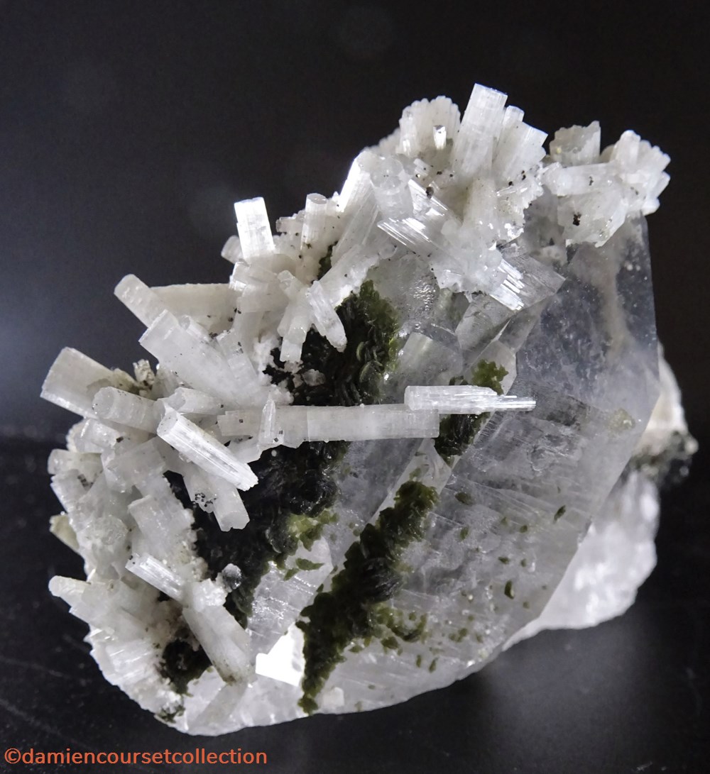 Grande Apatite fibreuse 4 mineraux meteorites fluorapatite grande apatite fibreuse