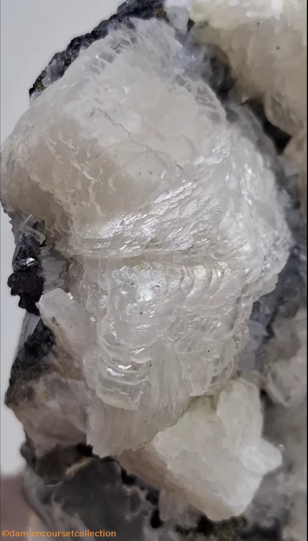 Calcite - Dolomite sur Sphalerite 2 mineraux meteorites calcite dolomite sur sphalerite